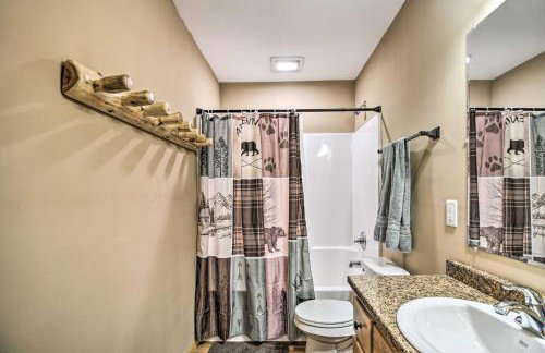 Breezy Point Cabin with Fire Pit - Walk to Lake - Foto 15