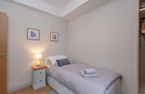 Sleeps 6 4 bedrooms 2 minute walk to the Square Hosted Happy Valley Cast - Photo 31