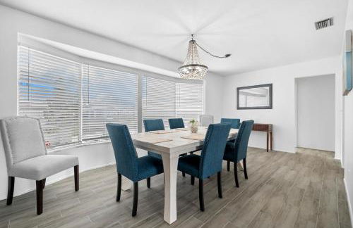 Venice Lakefront Pool Home - Photo 27