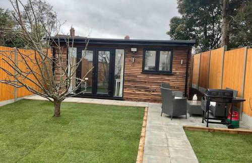 Studio - Sleeps 2 - Pet friendly - Parking - Photo 14