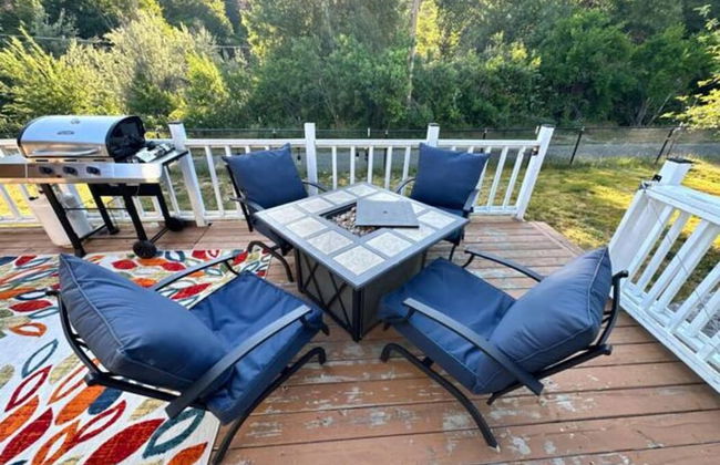 Enchanting Getaway: Farmhouse and Tiny House Duo - Foto 16