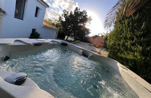 Marbella Bliss - Luxury 4-Bedroom VILLA with Garden, Private POOL & Jacuzzi, Marbesa near- 5 min to the Cabopino Beach - Photo 59