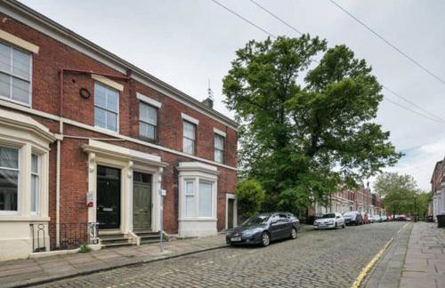 Large 2 Bedroom City Centre Apartment + Parking - Photo 13