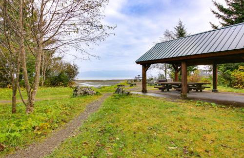 Forested Coffman Cove Cabin with Wood-Burning Stove! - Foto 28