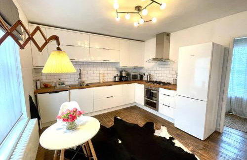 Gorgeous 2 bedroom apartment edge of Cabot Circus - Foto 3