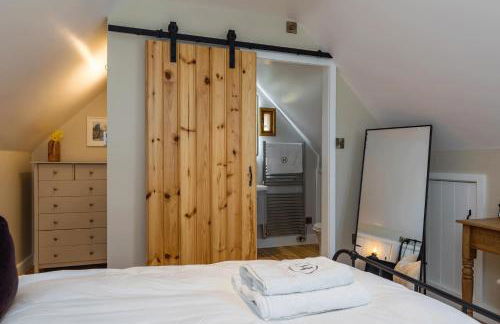 Hayloft with Log Burner and panoramic views - Photo 12