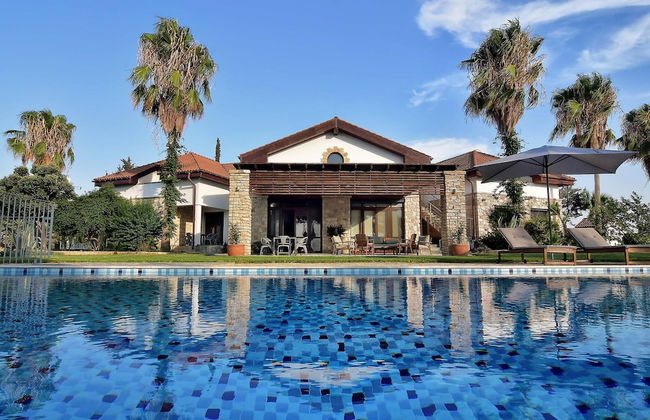 Incredible Large Villa In Paphos Sleeps 14 Children Pool, Jacuzzi, Huge Garden - Foto 32