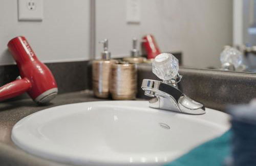 Entire home in prime Raleigh with community pool, dog park and golf course - Photo 29