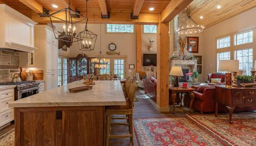 Uncle Chris Cabin by KABINO Air Conditioning Smart TVs Chefs Kitchen Spacious WiFi Grill Bills Island Reservoir Fishing - Foto 5