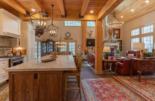 Uncle Chris Cabin by KABINO Air Conditioning Smart TVs Chefs Kitchen Spacious WiFi Grill Bills Island Reservoir Fishing - Foto 5