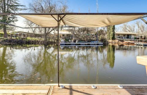 Clear Lake Gem on Canal with Dock Dogs Welcome! - Foto 34