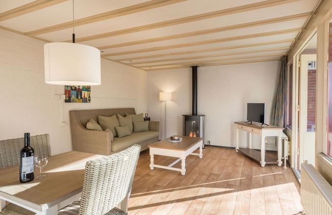 Bungalow in Netherlands With Bubble Bath - Photo 4