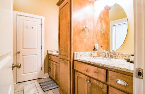 Paradise Point - 4BR Lakefront Haven Dock, Kayaks, & Cozy Firepit - Foto 51