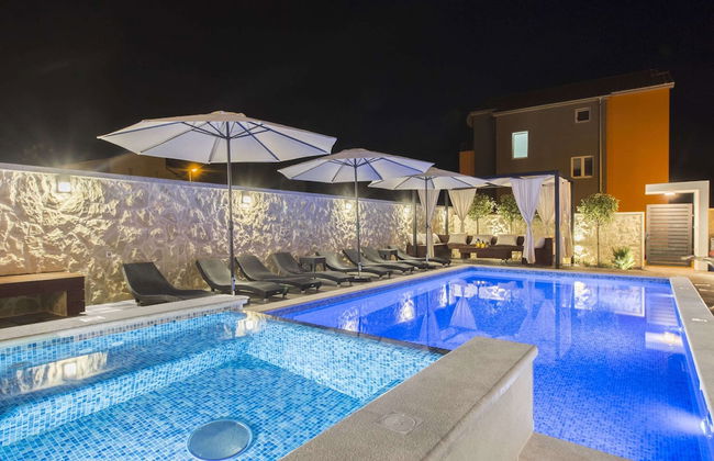 Exquisite Villa with Private Hot Tub in Grebaštica - Foto 1