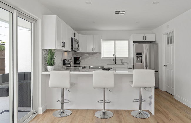 Dreamy 4BR Getaway w Private Pool Luxe Patio in Miramar - Foto 13