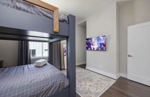 Luxury four-story Home with Rooftop views, 10min to Downtown! Sleeps 12! - Photo 16