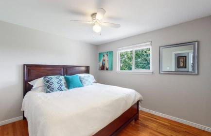 Charming four bedroom home with large yard and plenty of room for family - Foto 16