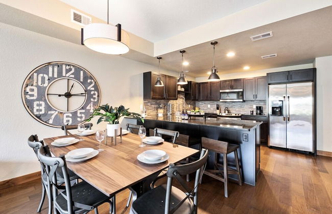 Spectacular Townhome Near Breweries and River District! - Foto 8