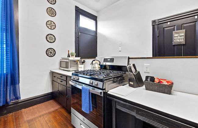 Charming Studio on Cherokee Street - JZ Vacation Rentals - Photo 13