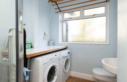 Spacious Coastal Family Home Sleeps 8 - Photo 15