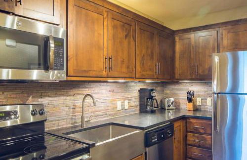 Relax surrounded by nature in this 1BD resort condo with resort amenities - Foto 9