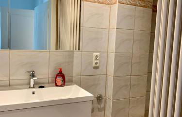 Erdgeschoss-Wohnung mit 2 Schlafzimmern, Balkon und Parkplatz - Foto 14