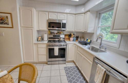 Catskills Getaway 3BR Retreat with Media Room, Near Casino, Bethel Woods and More - Foto 6