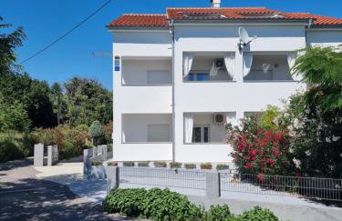 Zekic Family Apartments with Large Garden & Private Parking Quiet Area Lopar - Foto 1