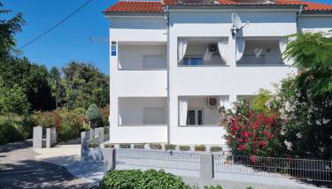 Zekic Family Apartments with Large Garden & Private Parking Quiet Area Lopar - Foto 1