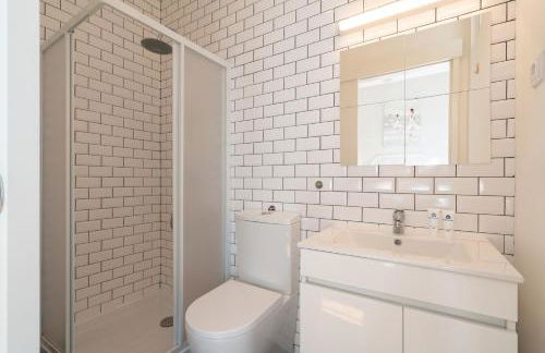 Host Wise - Elegant Colorful House w Private Terrace - Foto 19