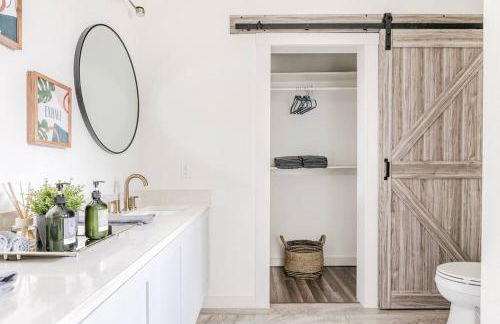 3BR Modern, Gated Home w FreePking, BBQ, Firepit, Mins to Downtown - Foto 22