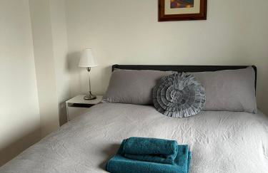 2-Bed Home with Parking, Near Airport, NEC & JLR - Foto 6