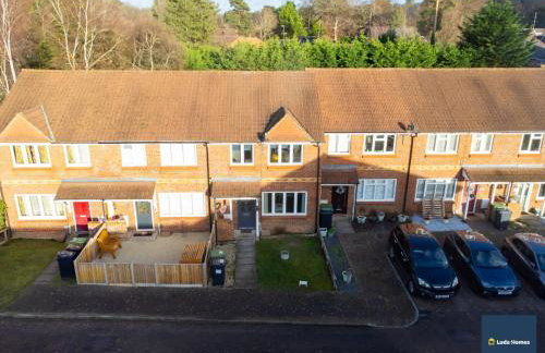 Camberley Spacious and Comfy 3 Bedroom Home, Next to Frimley Hospital with Parking - Foto 29