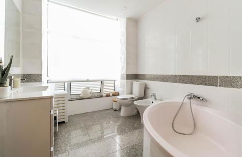 Flor do Mar - Spacious Apartment with Balcony - Foto 12