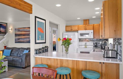 Sunkissed 3BR beach getaway - dog-friendly fenced yard, firepit, glimpse ocean views, near beach access, sleeps 8 - Foto 15