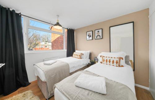 Cosy 3 Bedroom with Free Parking, Garden and Smart TV with Netflix by Yoko Property - Foto 14