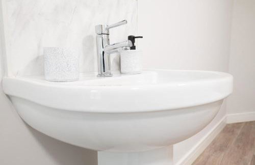 3 bedroom Cannock flat ideal for groups - Foto 18