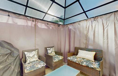 Stylish, Dog-Friendly Condo with Grill, shared Pool and Spa - Close to Downtown - Foto 17