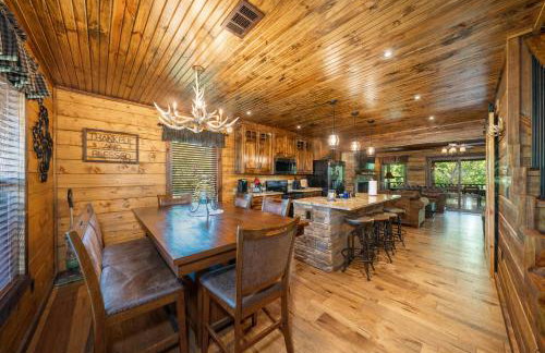 River Lodge Escape with Hot Tub - Foto 11