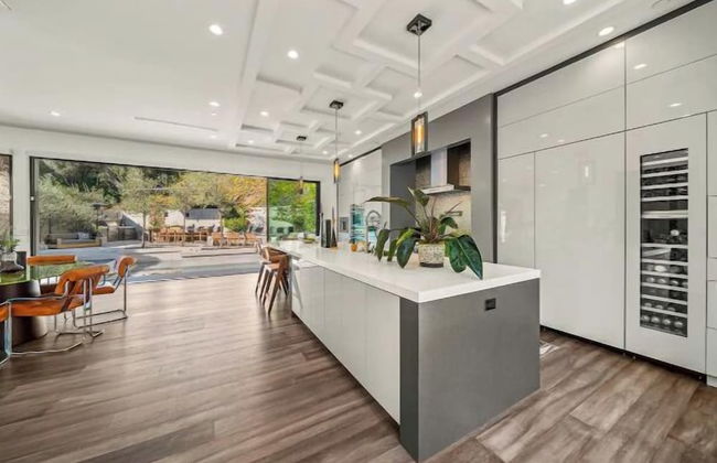 Willow Glen - Hollywood Hills Multi-level Villa With Theater & Pool - Photo 2