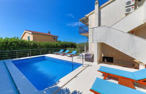 Relaxing Holiday Home With Pool, Fitness Area, and Entertainment Facilities - Photo 15