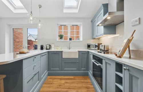 2-Bedroom Stylish & Gorgeous, Cosy Westgate Cottage Retreat, Central Winchester, Free On-Street Parking Permit, with Garden, Close to Cathedral - Sleeps 6, Pets are Welcome - by Blue Puffin Stays - Foto 22