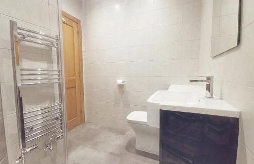 1 Y Bae - Top Floor Apartment - Photo 15