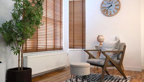 Modern Penthouse with Balcony - Near Beach & Town - Foto 5