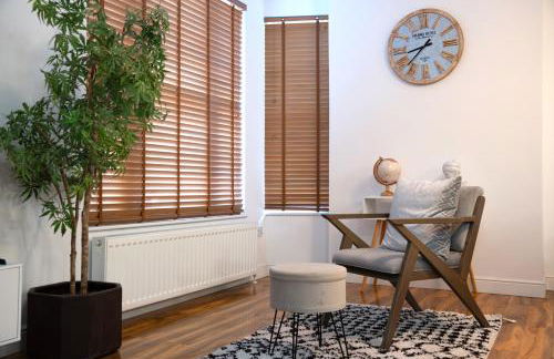 Modern Penthouse with Balcony - Near Beach & Town - Foto 5