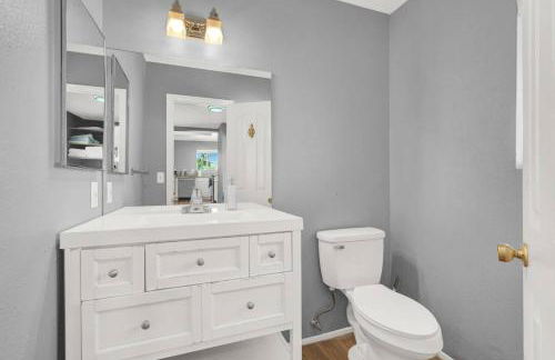 Luxe 4BR Vegas Retreat Pool, Games and BBQ - Foto 24