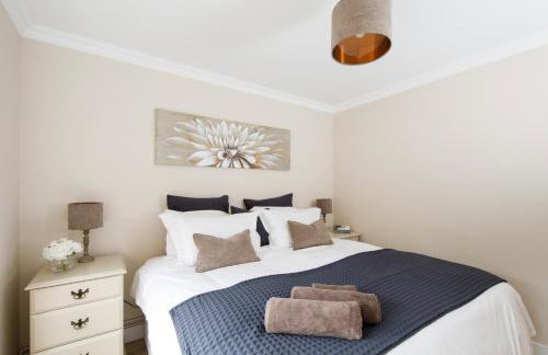 " Orchard Croft Lodge ", New Property, DOG FRIENDLY, Ideal for all Goodwood Events, 5 Minutes from Southend Barns, 9 Minutes From Sandy West Wittering Beach, 2 Bathrooms, Can Sleep 8 On Request, ' Starlink ' Wi-Fi & Sky Sports, Zip & Link Super-King beds - Foto 30