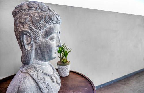 Luxury by the Beach with Pool, Gym, Game Room - Photo 19