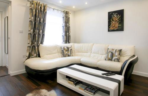 Charming Home - Free Parking - Private Garden - Pass the Keys - Foto 10