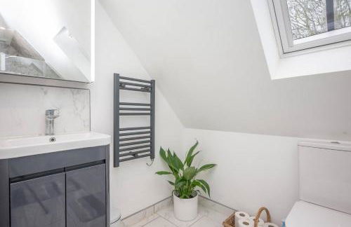 Peaceful Stylish Entire Apartment - Views, Gardens, Firepit, Balcony - Photo 15